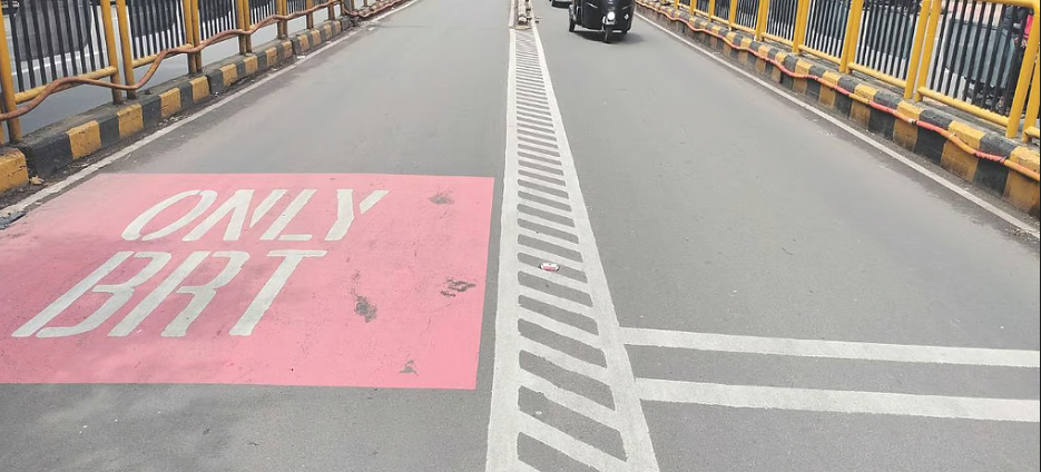 बीआरटी मार्गांवर खासगी वाहनांची घुसखोरी: प्रशासनाचे दुर्लक्ष की नियमांचे उल्लंघन?
